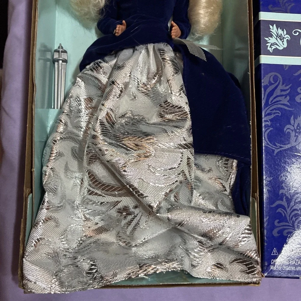 Barbie Doll‎ Winter Velvet Special Edition Collectible Fashion Avon Mattel 1995